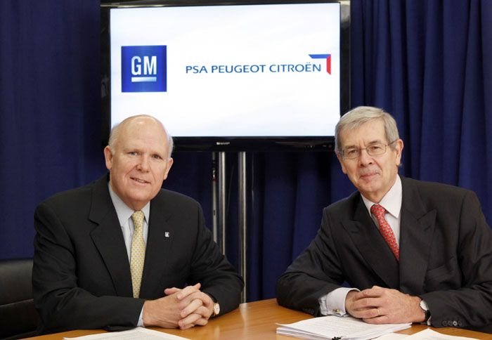 Ο Dan Akerson, CEO της GM (αριστερά) και ο Philippe Varin, Πρόεδρος του Δ.Σ. της PSA υπέγραψαν την συμφωνία συνεργασίας των δύο εταιρειών στη Νέα Υόρκ